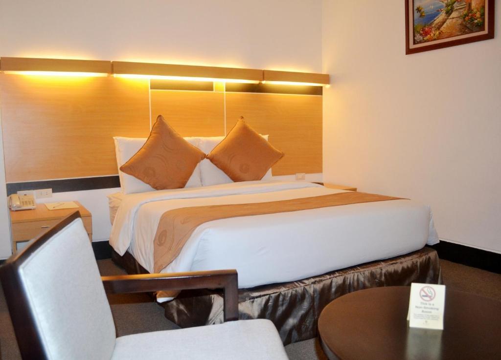 Big 8 Corporate Hotel Tagum Стая снимка